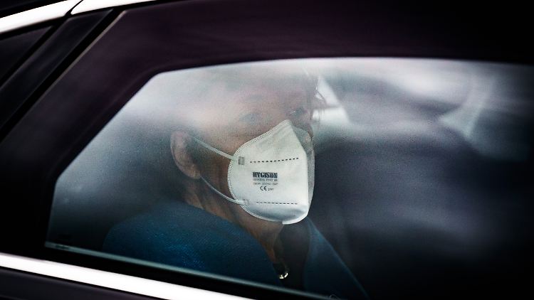 Erspart sich nichts: Bundeskanzlerin Merkel mit FFP2-Maske in ihrer Dienstlimousine auf dem Weg zur CDU-Präsidiumssitzung.