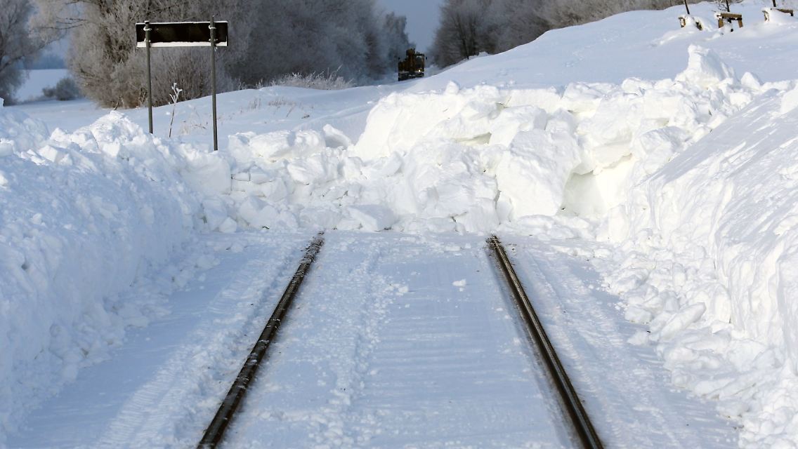 In Kenz im Kreis Nordvorpommern endet das Bahngleis im meterhohen Schnee.