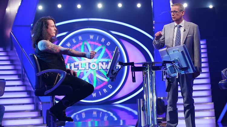 Kandidat Christian Grau präsentiert seine Tattoos.