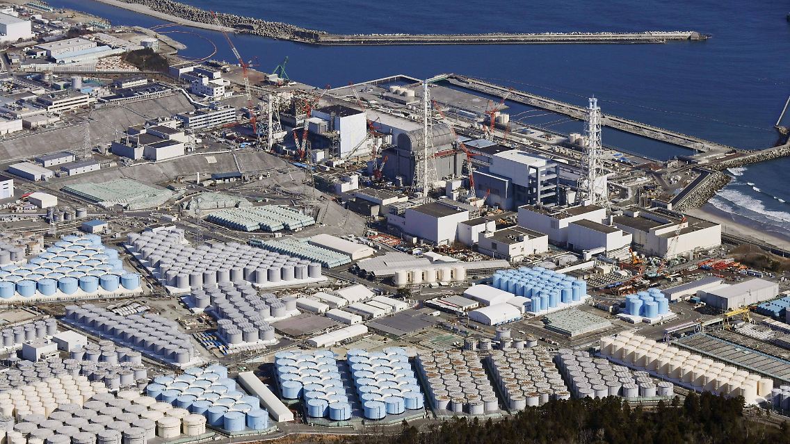 Mehr als 1,2 Millionen Tonnen Wasser in mehr als 1000 riesigen Tanks sind auf dem Gelände der Atomruine Fukushima Daiichi auf der Hauptinsel Honshu gelagert.