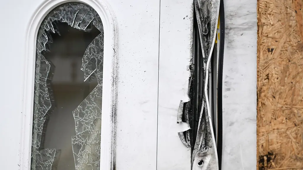 Eine-beschaedigte-Haustuer-im-Ort-Seckach-Mutmasslich-das-Wohnhaus-des-Tatverdaechtigen