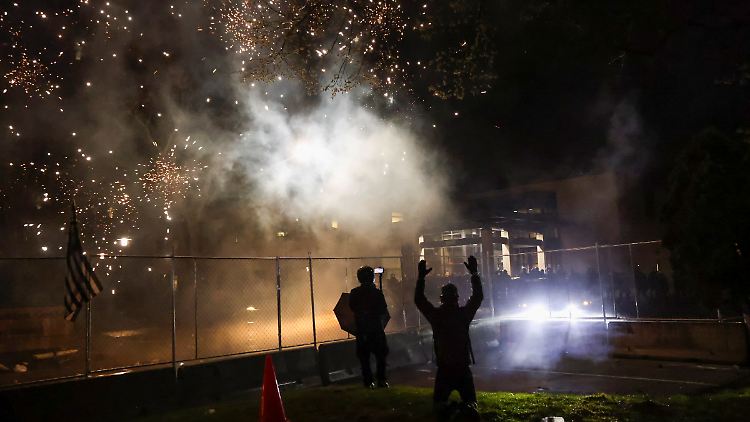 Einen Tag, nachdem Daunte Wright von einer Polizistin erschossen wurde, versammeln sich Demonstranten vor der Polizeistation von Brooklyn Center, Minnesota.