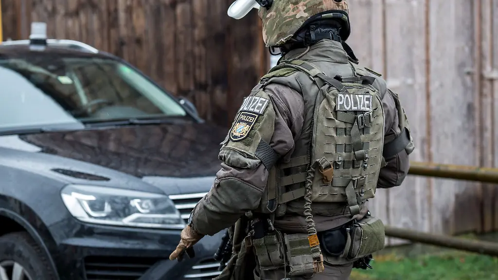 Die-Einsatzkraefte-rueckten-zu-einem-Grosseinsatz-wegen-einer-Bedrohungslage-in-Stadtsteinach-aus