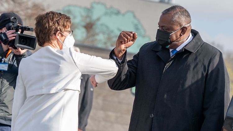 Annegret Kramp-Karrenbauer empfängt US-Verteidigungsminister Lloyd Austin im Bundesverteidigungsministerium. 