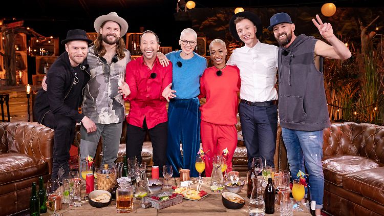 DJ Bobo (3.v.l.) mit seinen Kollegen Johannes Oerding, Ian Hooper, Stefanie Heinzmann, Nura, Joris und Gentleman (v.l.)
