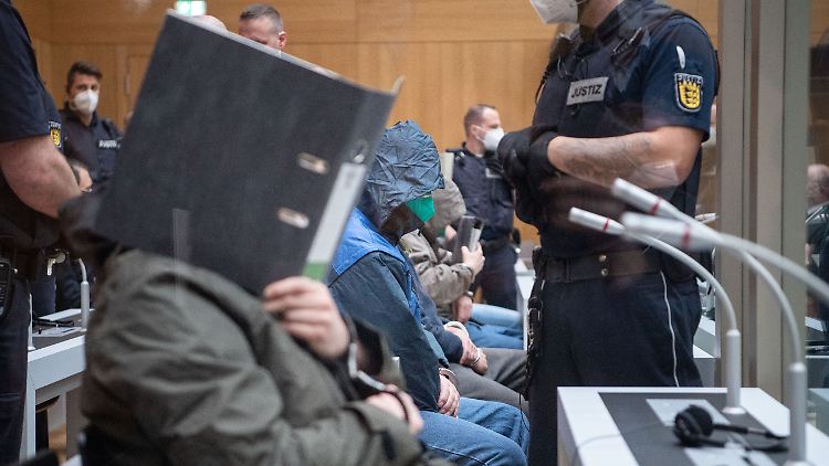 Auf der Anklagebank sitzen zwölf Rechtsextreme im Alter von 33 bis 62 Jahren.