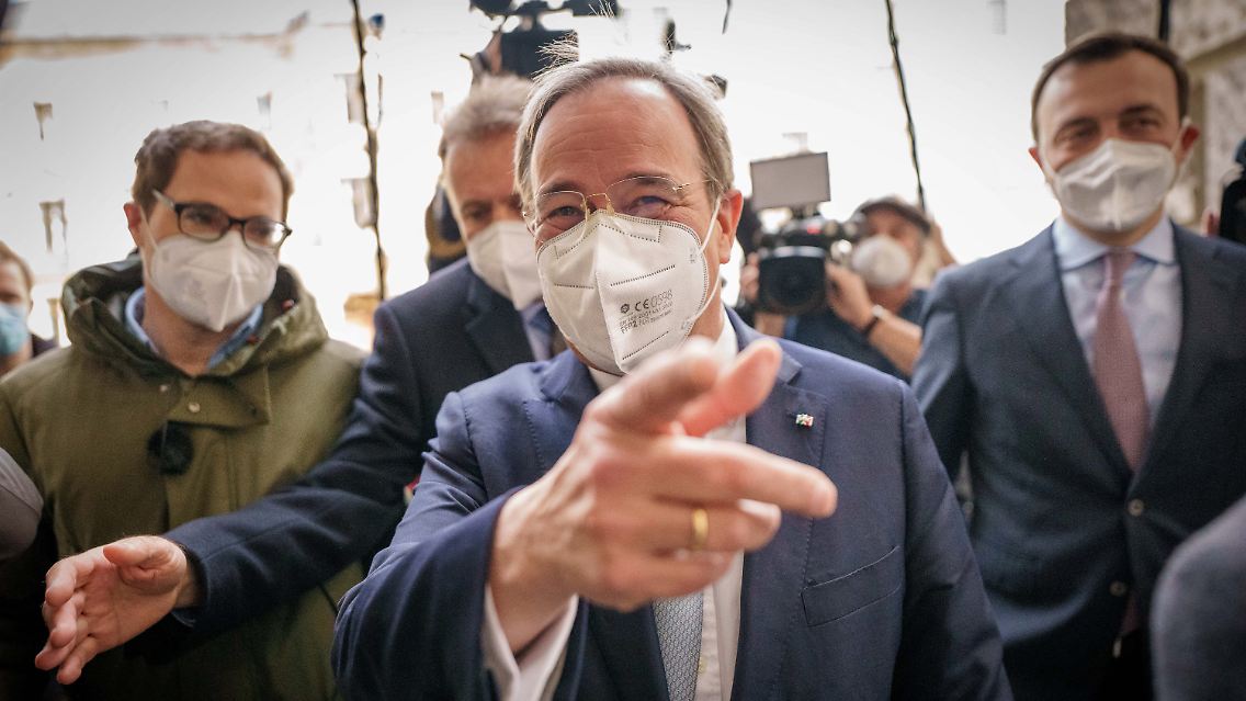 Armin Laschet bei seiner Ankunft am Reichstagsgebäude.
