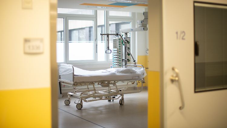 Ein freies Intensivbett bedeutet nicht unbedingt, dass darin auch ein Covid-19-Patient mit schwerem Krankheitsverlauf adäquat behandelt werden kann.
