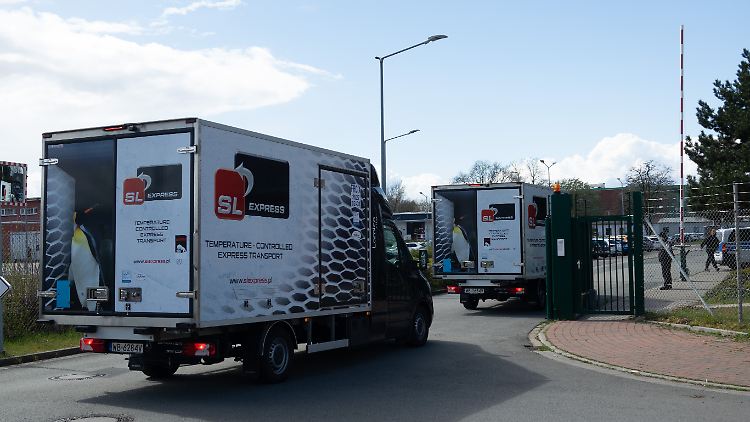 Trotz Impfpause rollen Lastwagen mit den ersten deutschen J&J-Impfdosen in das Zentrallager der Bundeswehr. 