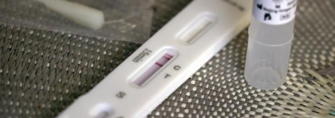 Auf der Testkassette eines Corona-Schnelltests ist ein negatives Ergebnis abzulesen. Foto: Karl-Josef Hildenbrand/dpa/Symbolbild
