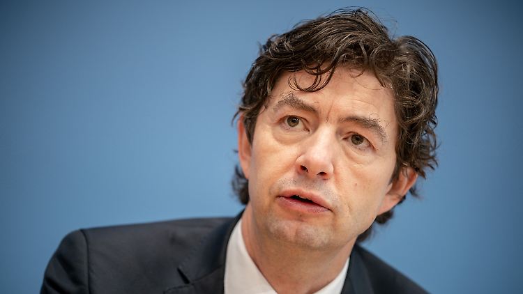 "Die Schnelltests schlagen erst am Tag eins nach Symptom-Beginn an, da ist man aber schon drei Tage lang infektiös", sagt Virologe Drosten.