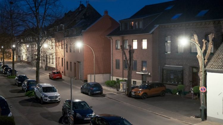 Düsseldorf am Abend: Übliche Straßenszene in der Pandemie.