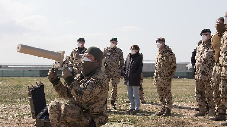 Kramp-Karrenbauer zu Besuch bei der Truppe in Afghanistan im Februar.