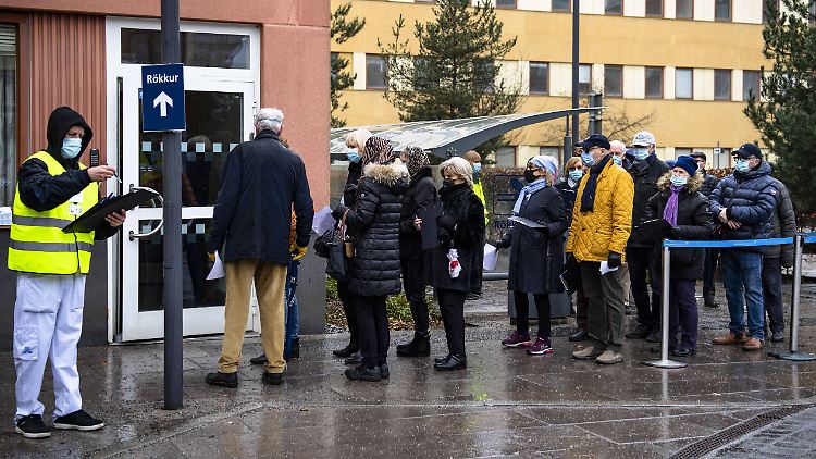 Anstehen vor einem Impfzentrum in Stockholm.