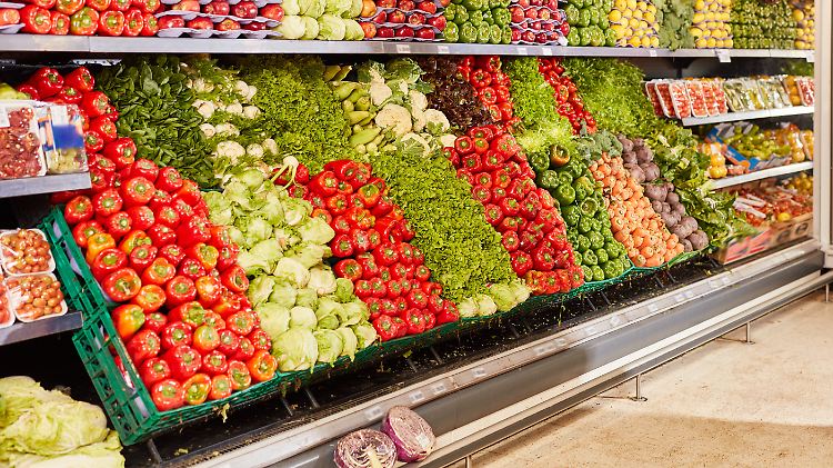 Wertvolle Ware: Vor einem Jahr wurden viele Obst- und Gemüsesorten noch für die Hälfte oder weniger des aktuellen Preises angeboten.