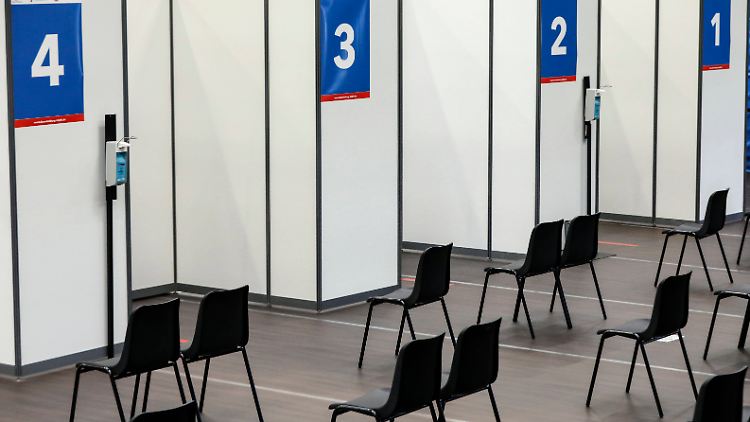 Warteraum in einem Impfzentrum im brandenburgischen Rathenow.