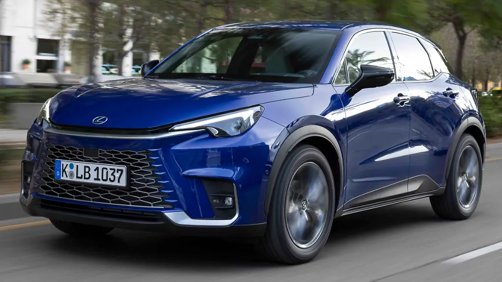 LEXUS-LBX-Elegant-blue-dynamic-013