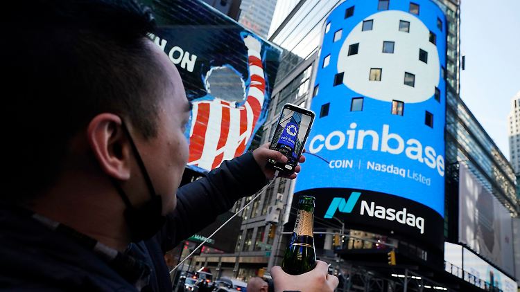 Nach dem gelungenen Börsendebüt dürfte die Feierlaune bei Coinbase groß sein.