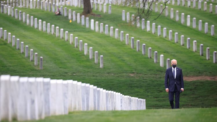 Auf dem Nationalfriedhof Arlington zollt US-Präsident Joe Biden den gefallenen Soldaten seinen Respekt. 