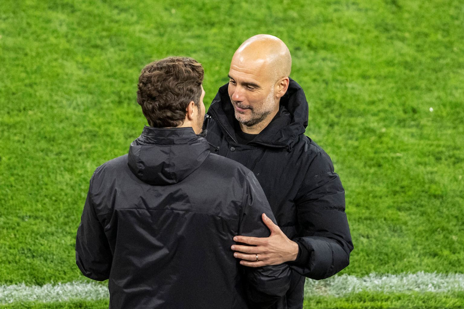 Pep Guardiola klopfte Edin Terzic auf die Schulter und nahm den jungen BVB-Coach ein wenig tröstend in den Arm. 
