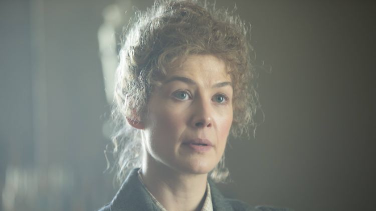Rosamund Pike als Marie Curie.