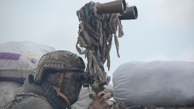 Ein ukrainischer Kämpfer beobachtet die Gefechtslinien nahe Donezk.