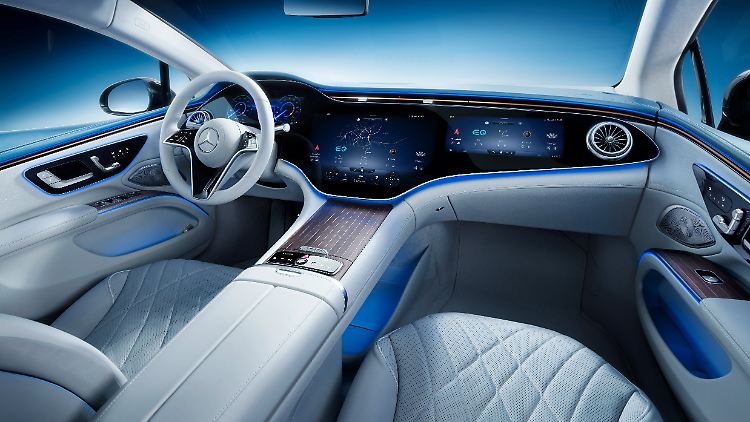 Der Hyperscreen, der sich über das gesamte Dashboard erstreckt, ist optional für den EQS zu haben.