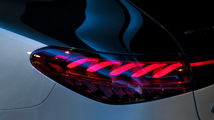 Die Helix-Grafik in den Rückleuchten des Mercedes EQS könnte dem Glühfaden der ersten elektrisch strahlenden Lampen entlehnt sein.
