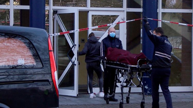 Der tragische Vorfall in Bremen ereignete sich am Mittwochnachmittag. Bestatter bringen den Leichnam des Arztes zu ihrem Wagen.