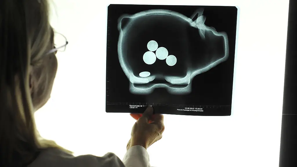 Wird-s-im-Sparschwein-wegen-erdrueckender-Krankenkassenbeitraege-eng-Dann-kann-eine-Beitragsreduzierung-oder-ein-Tarifwechsel-eine-Option-sein