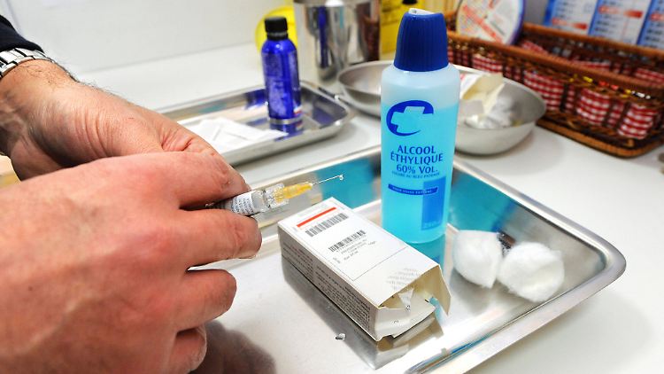 Im Zusammenhang mit einer Covid-19-Impfung sollte Alkohol lediglich als desinfizierendes Mittel für die Haut zum Einsatz kommen.