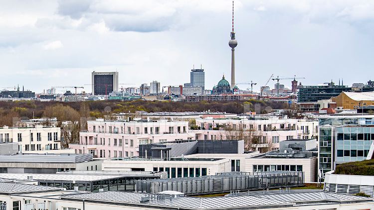 Vielen Mietern in Berlin wurde durch den Mietendeckel die Miete gesenkt - vielen von ihnen drohen jetzt Nachzahlungen. 
