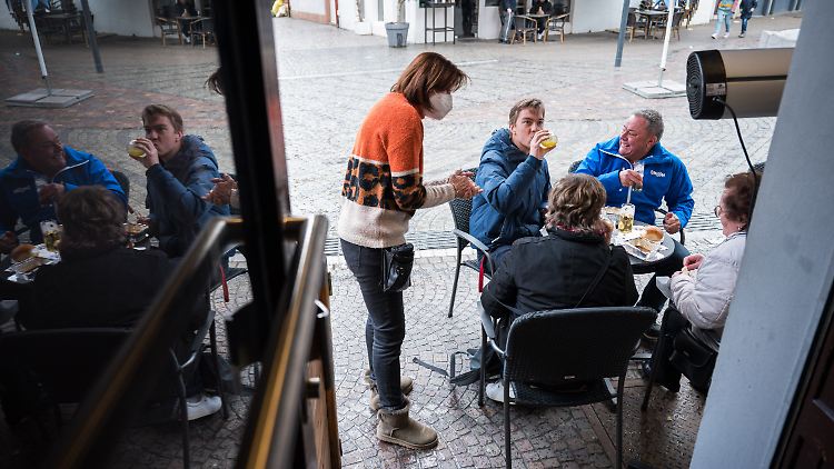 Ein Bierchen mit Freunden vor der Kneipe - im Saarland ist seit Ostern mehr möglich als im Rest der Republik.