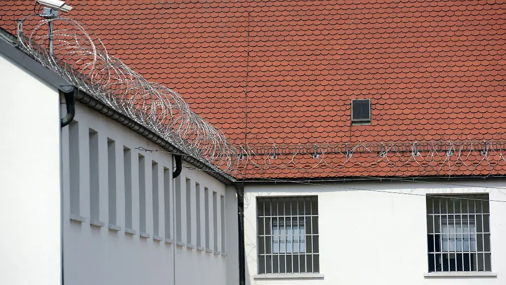 Die-Justizvollzugsanstalt-im-schwaebischen-Kaisheim-Gegen-einen-Beamten-des-Gefaengnisses-wird-ermittelt-weil-er-Haeftlingen-Mobiltelefone-in-die-Anstalt-geschmuggelt-haben-soll