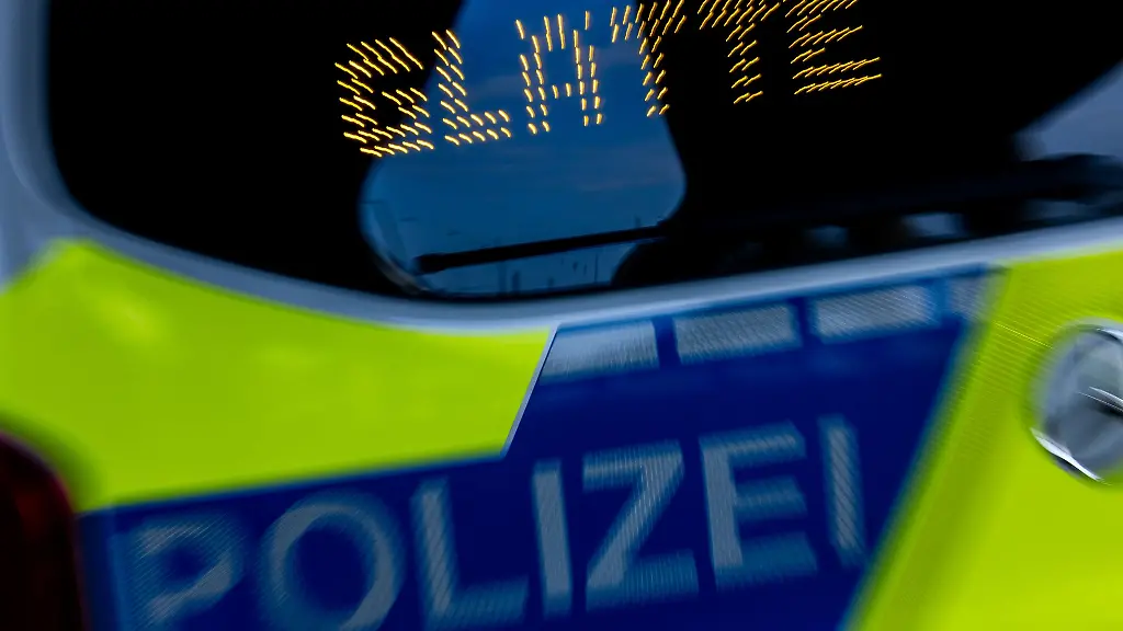 Polizei-Bereits-bei-unklaren-oder-wechselhaften-Fahrbahnverhaeltnissen-ist-eine-angepasste-Fahrweise-entscheidend-fuer-die-Verkehrssicherheit