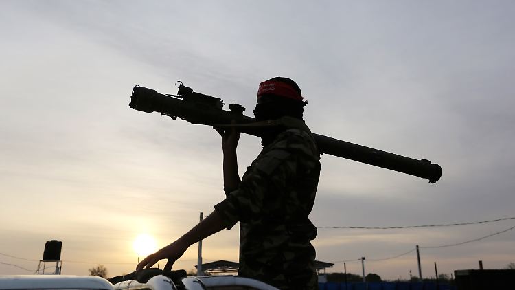 Dieser palästinensische Hamas-Kämpfer hat eine SA-18 geschultert, ein Vorgängermodell des "Tatort"-Raketenwerfers.