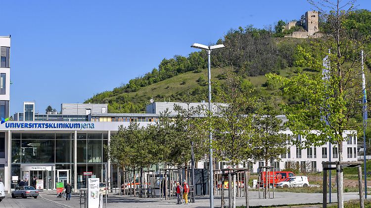 Schwerkranke Covid-Patienten aus der Uni-Klinik Jena müssen nach Bayern oder Norddeutschland verlegt werden.