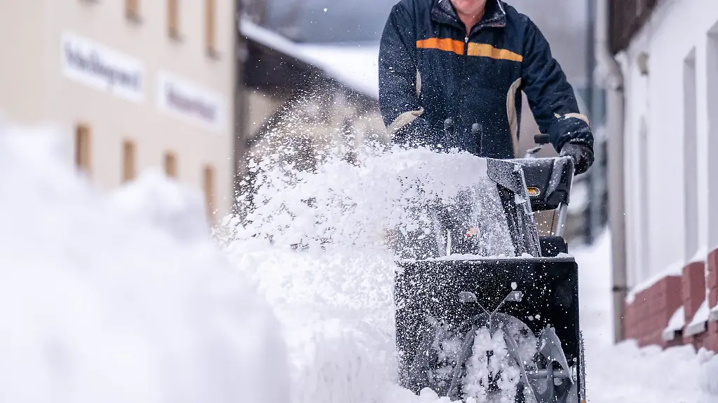 Wer-fuer-Winterdienste-wie-Raeumen-Streuen-oder-Eiszapfen-Beseitigung-Dienstleister-beauftragt-kann-die-Kosten-dafuer-regelmaessig-von-der-Steuer-absetzen