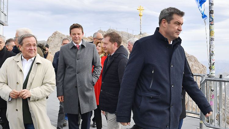 Ausflug der Ministerpräsidenten auf die Zugspitze 2019: Auch jetzt müssen sich Laschet und Söder warm anziehen.