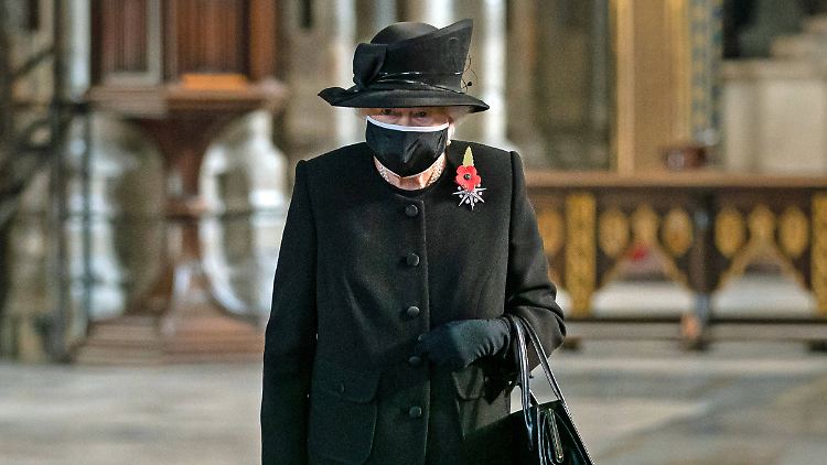 Die Queen wird am Samstag ganz allein in der Kapelle trauern. Hier im Bild bei einer Andacht im November.