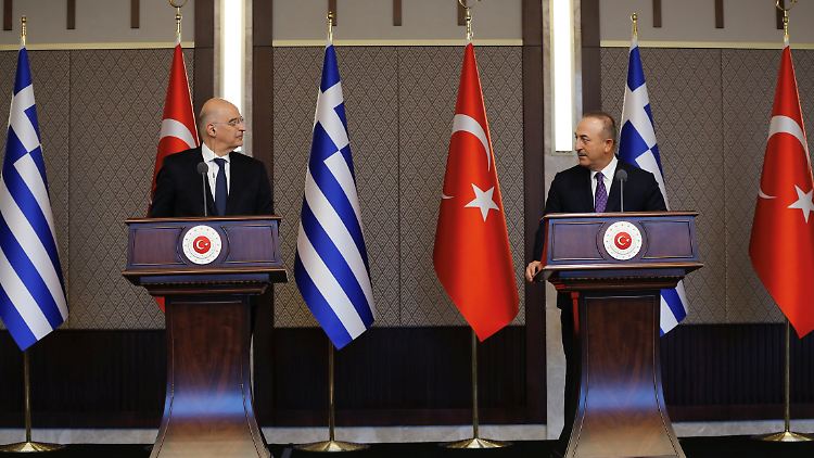 Die Pressekonferenz beginnt freundlich, doch dann überziehen sich Griechenlands Außenminister Dendias (l) und sein türkischer Amtskollege Cavusoglu mit Vorwürfen.
