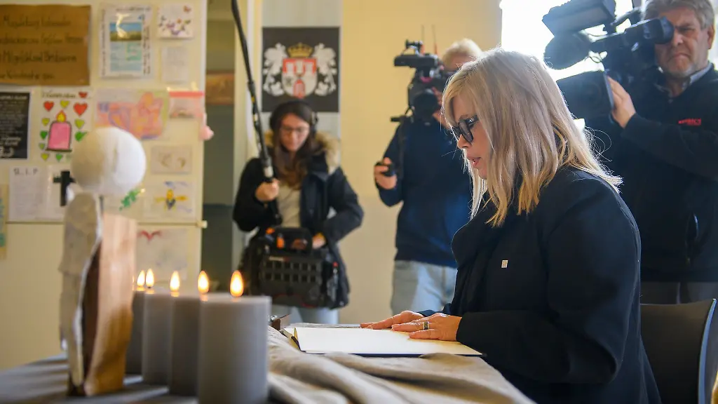 Oberbuergermeisterin-Simone-Borris-parteilos-traegt-sich-in-das-Kondolenzbuch-nach-dem-Anschlag-in-Magdeburg-ein
