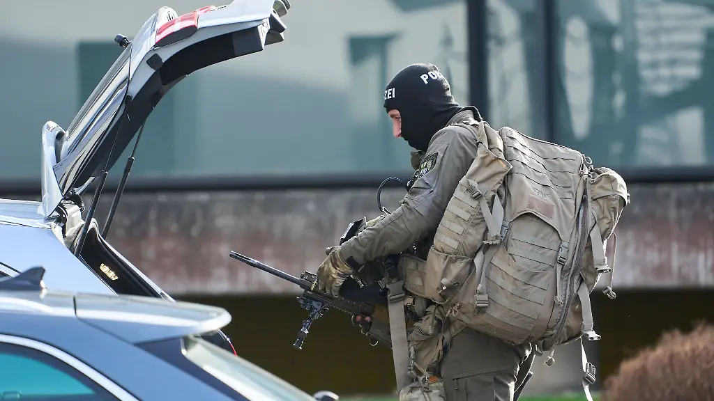 SEK-Beamte-ruecken-in-gefaehrlichen-Lagen-aus