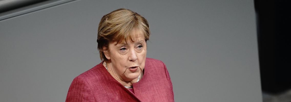 Debatte im Bundestag - Merkel verteidigt die "Bundes-Notbremse" mit Ausgangssperren