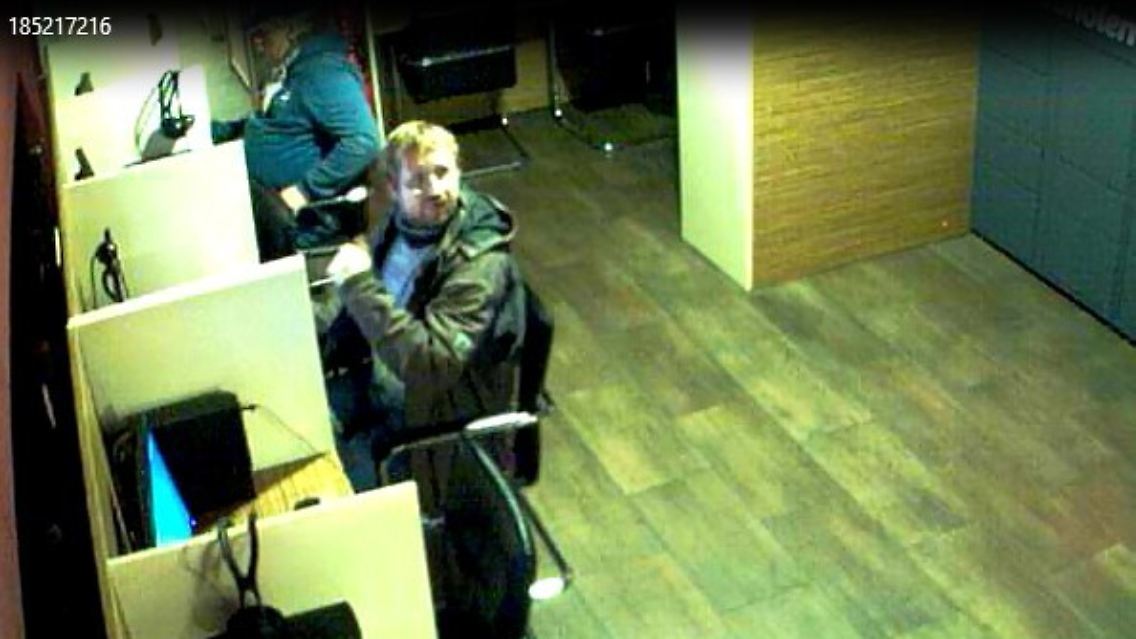Bilder einer Überwachungskamera zeigen den mutmaßlichen Täter in einem Internetcafé.