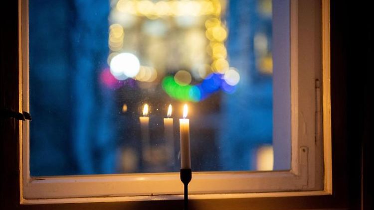 Die Aktion "#lichtfenster" erinnerte an die Zehntausenden Corona-Opfer in Deutschland. 
