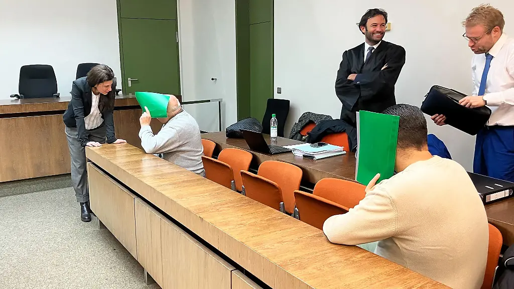 Weil-der-erste-Prozess-platzte-steht-das-Duo-erneut-vor-Gericht