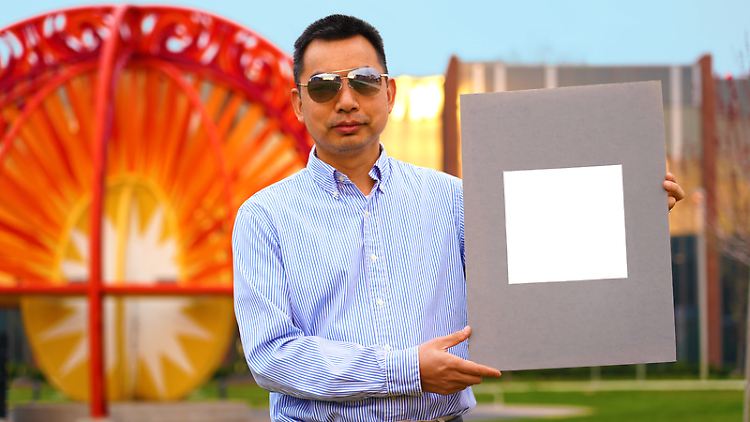 Xiulin Ruan, Professor für Maschinenbau an der Purdue University, mit einer Probe der weißesten Farbe.
