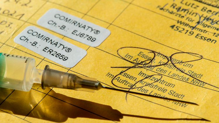 Die falschen Pässe seien wie die echten mit Stempel, Unterschrift und Chargennummer des Impfstoffs versehen. 