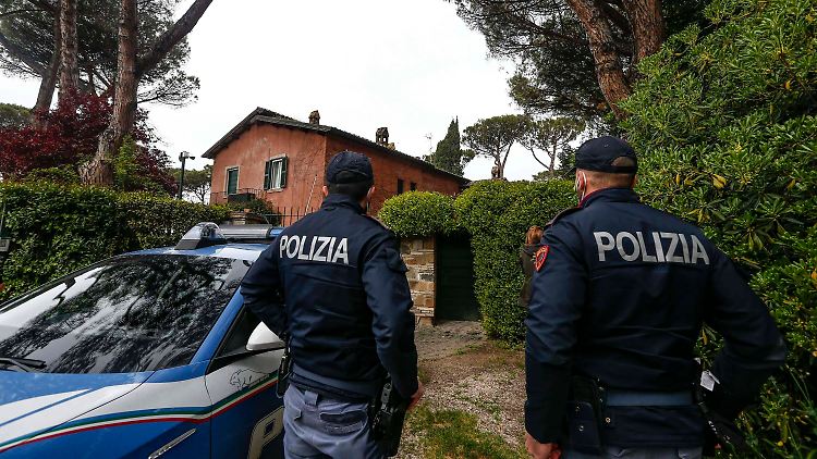 Zwei Polizisten sichern den Ort des Überfalls.